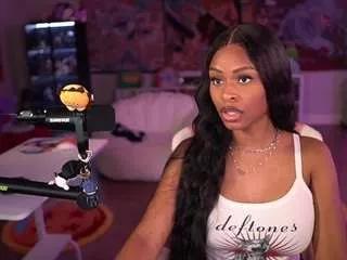 Photos of lovenzia from CamSoda is Freechat