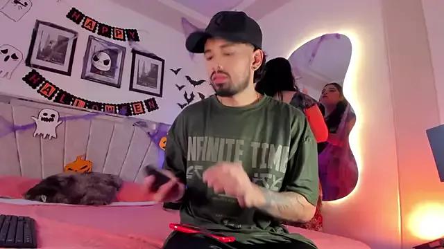 _JustXFriends_ from StripChat is Freechat