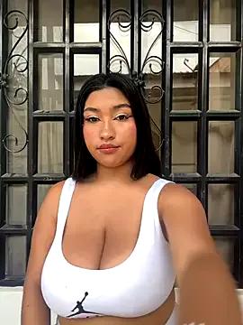 Abril_luxury from StripChat is Freechat