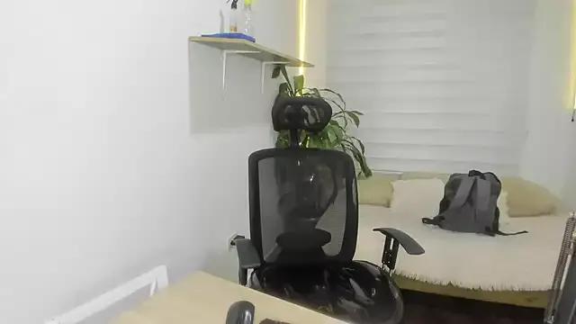 alana_collinss from StripChat is Freechat