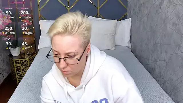 AlexandraGreen from StripChat is Freechat