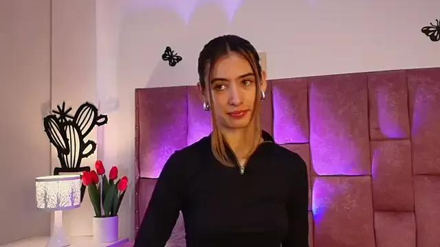 AlmaQueenn from StripChat is Freechat