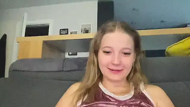 CharmingSarah from StripChat is Freechat