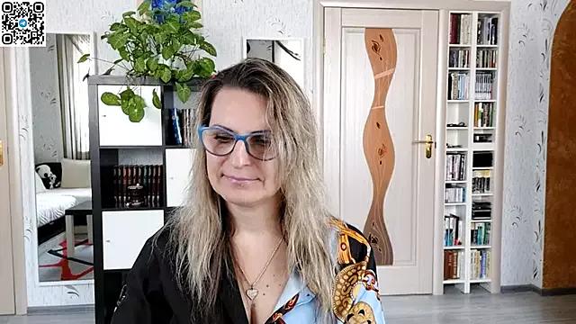 CrimsonWhisper from StripChat is Freechat