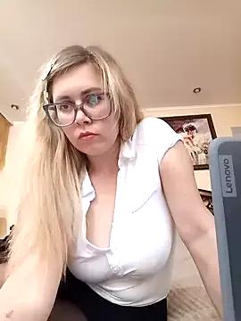 Crystal00Girl from StripChat is Freechat