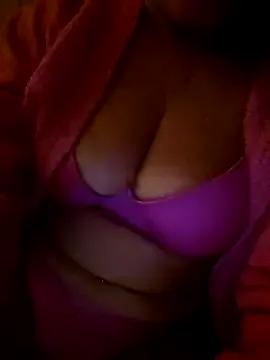Curvy-ClarissaUK from StripChat is Freechat