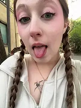 cuteperseon from StripChat is Freechat