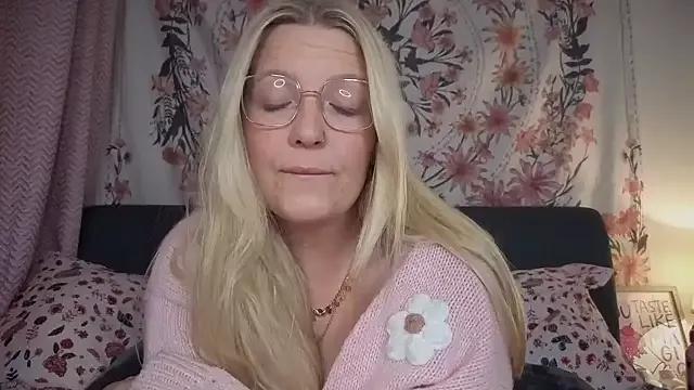 Daisyxoxo_ from StripChat is Freechat