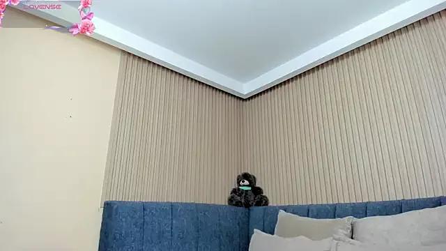 Dulce_emi from StripChat is Freechat