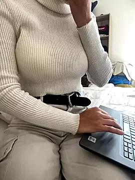 DulceMya from StripChat is Freechat