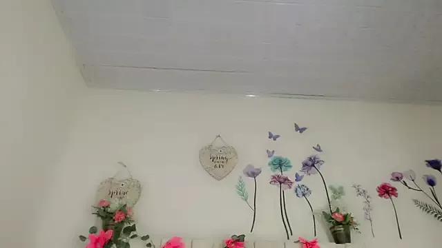 Eemily_- from StripChat is Freechat