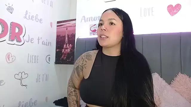 EmilyQueen3x from StripChat is Freechat