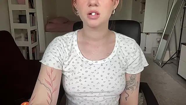 FoxyAnie from StripChat is Freechat