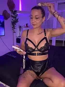 Hollylorens from StripChat is Freechat