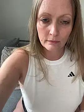 HoneyBluex from StripChat is Freechat