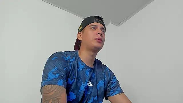 hugosan12 from StripChat is Freechat