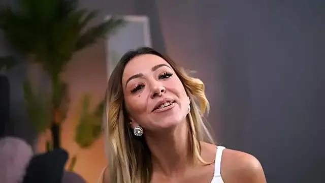 JuliaHyde from StripChat is Freechat