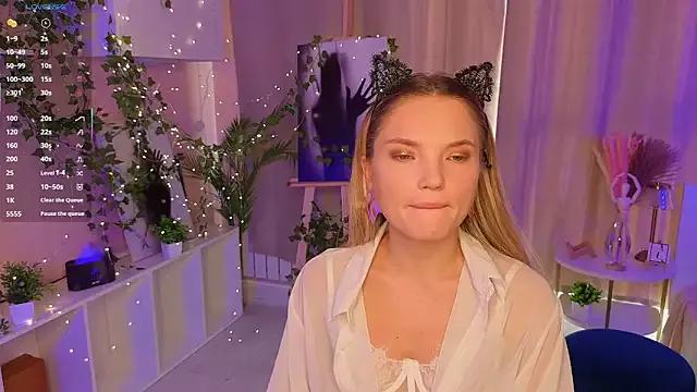 JulieLupo from StripChat is Freechat