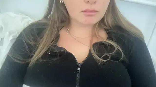 KaraLeee from StripChat is Freechat