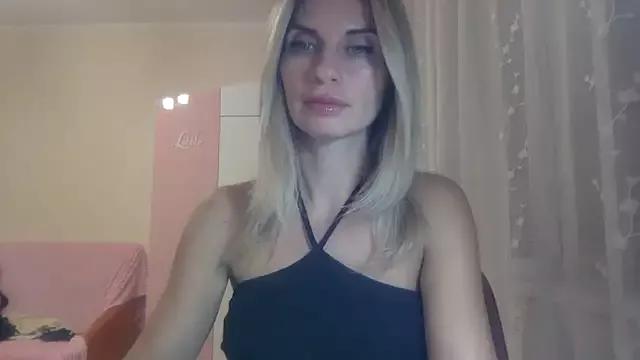 KarelliaStar from StripChat is Freechat