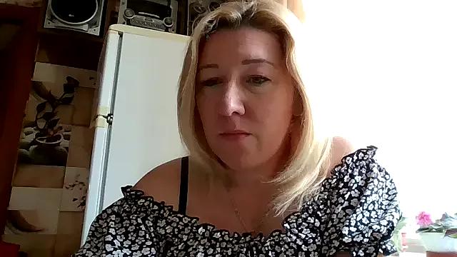 KarolinaLoverxq from StripChat is Freechat
