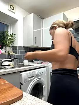 KayleeBella from StripChat is Freechat