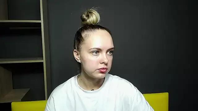 KhaleesiMoon from StripChat is Freechat