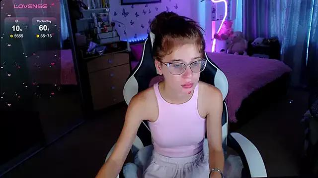 Kira_honeyy from StripChat is Freechat