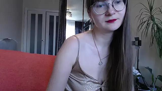 KiraGoldens from StripChat is Freechat