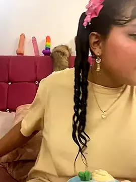 ladulcemary from StripChat is Freechat