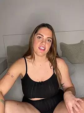 laraslittlesecrett from StripChat is Freechat