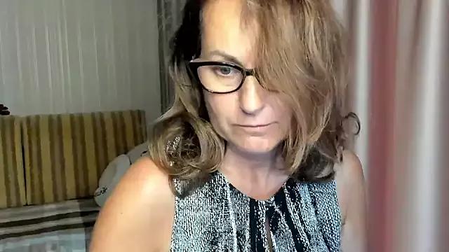 lauraoven from StripChat is Freechat