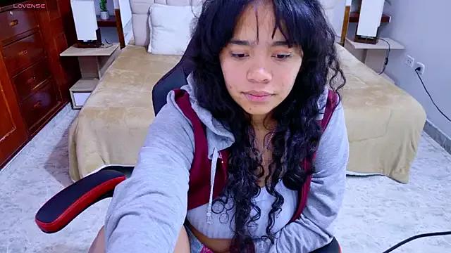 laureentt_ from StripChat is Freechat