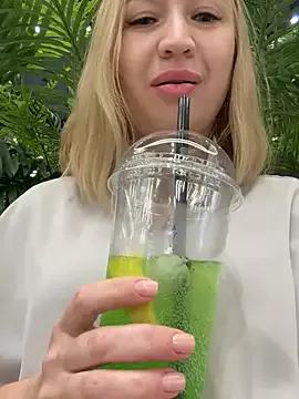 LILI_25_25 from StripChat