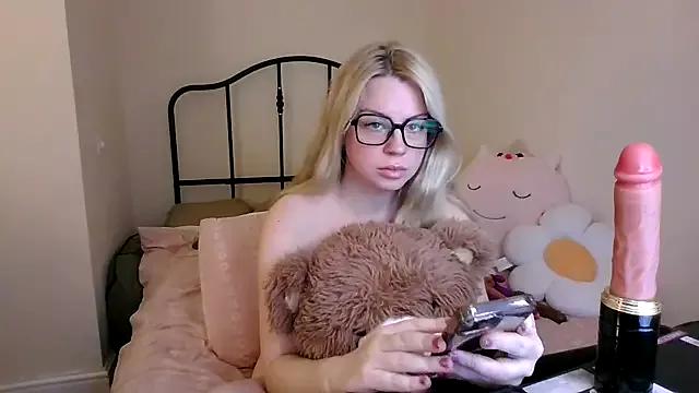 LittleLovely_x from StripChat is Freechat