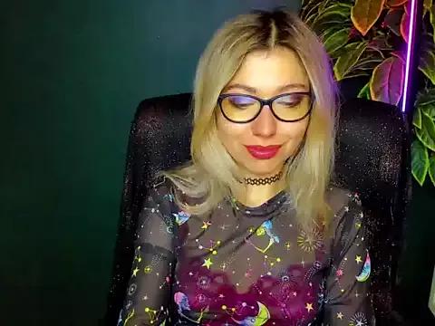 loveHeidi from StripChat is Freechat