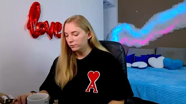 LunaSloan from StripChat is Freechat