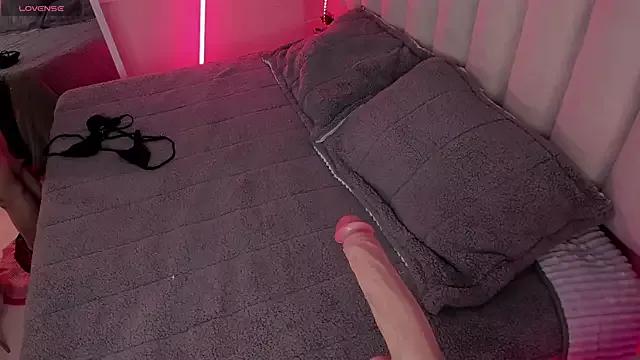 Megan_mooree_ from StripChat is Freechat