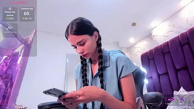 miadiamondd from StripChat is Freechat