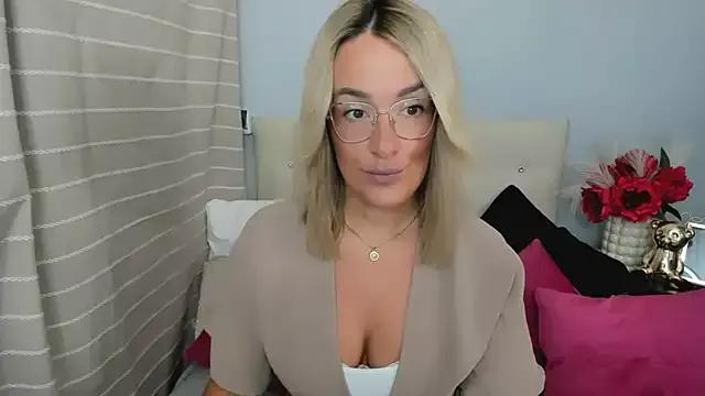 MollyFlowers from StripChat is Freechat
