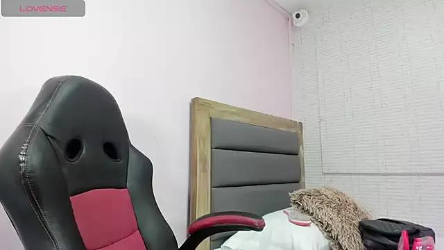NAHOMIROSSE from StripChat is Freechat