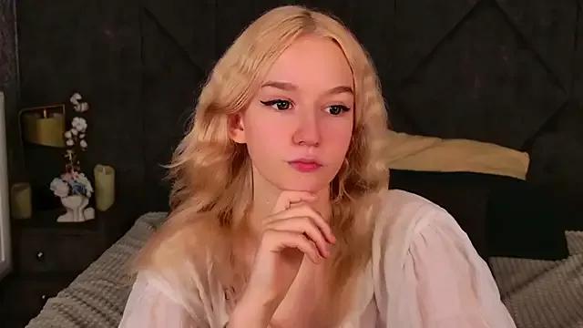 NaomiLoys from StripChat is Freechat