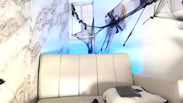 nicole_lara from StripChat is Freechat