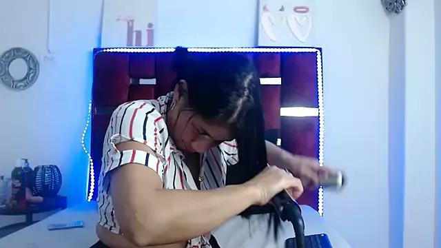 PamelaCruzThxl from StripChat is Freechat