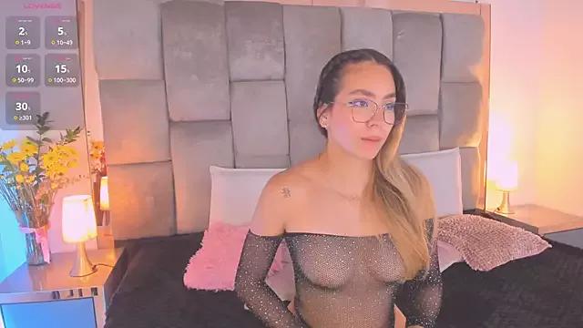 sara_madrid from StripChat is Freechat