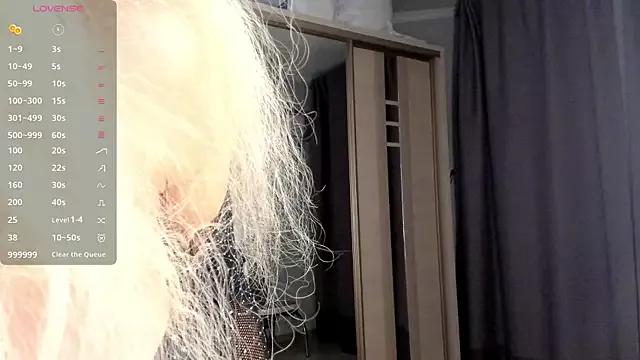 SaraShine_ from StripChat is Freechat