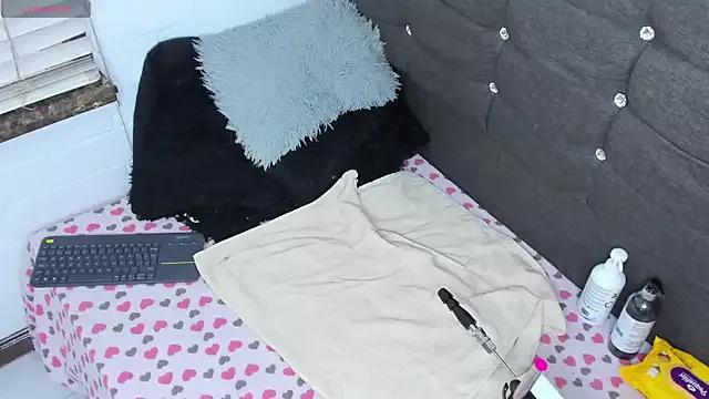 Selenakyle92_ from StripChat is Freechat