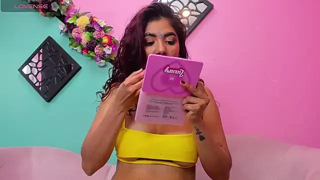 Shannelwalker from StripChat is Freechat