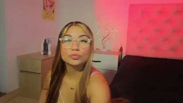 sky_collinss from StripChat is Freechat
