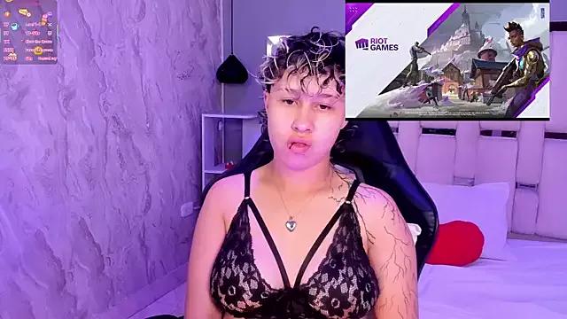 TaylorLeeh from StripChat is Freechat